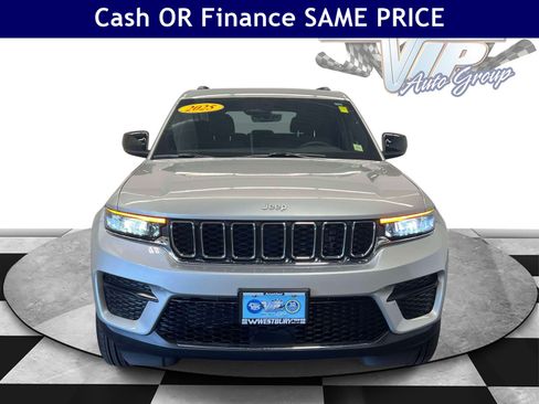 Used 2025 Jeep Grand Cherokee Laredo X w/ Luxury Tech Group I AWD/4WD image 4