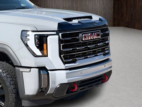 Used 2025 GMC Sierra 2500 AT4 w/ AT4 Premium Plus Package AWD/4WD image 9