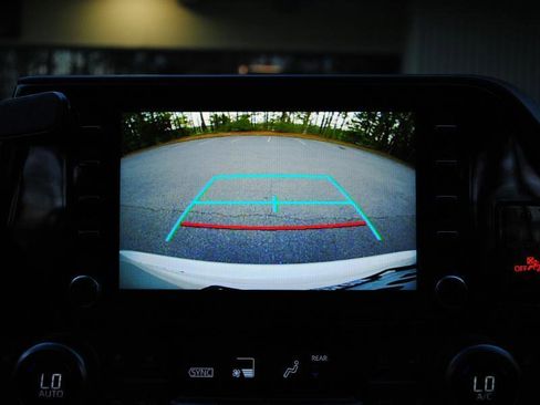 Used 2020 Toyota Highlander XLE image 24