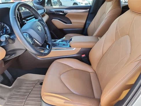 Used 2021 Toyota Highlander Platinum image 13