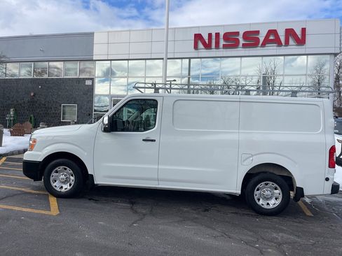 Used 2015 Nissan NV 3500 SV w/ Technology Package image 2