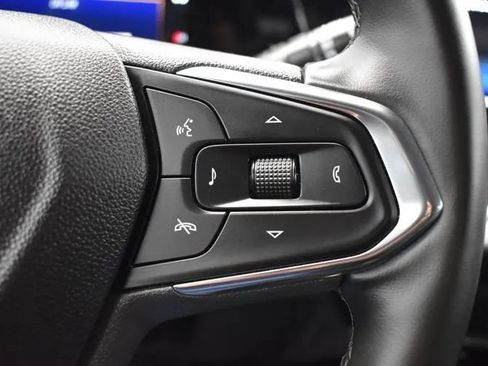 Used 2025 Chevrolet Trax LT w/ LT Convenience Package FWD image 23