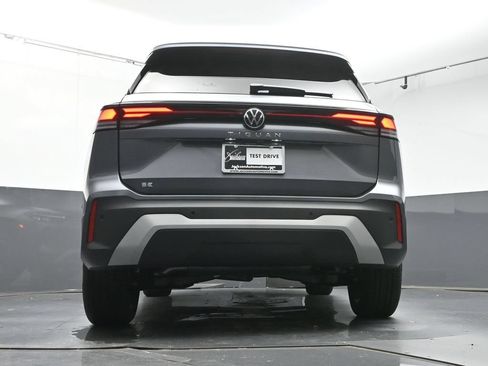 Used 2025 Volkswagen Tiguan SE FWD image 38