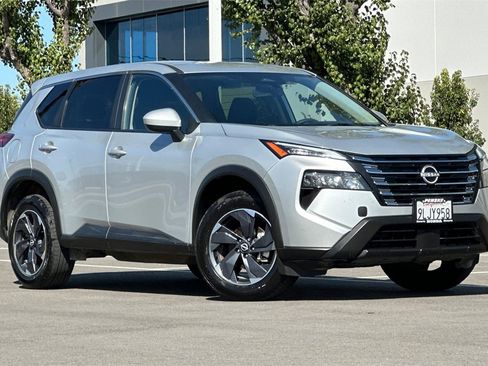 Used 2024 Nissan Rogue SV image 2