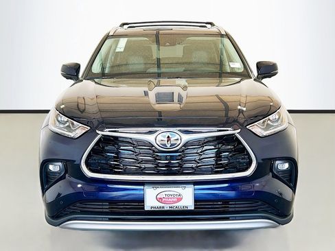 New 2026 Toyota Highlander Platinum image 2