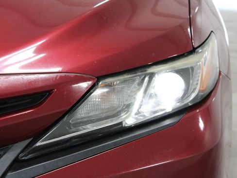 Used 2018 Toyota Camry SE FWD image 12