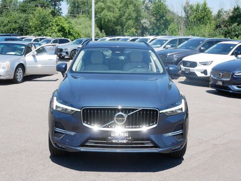 Used 2022 Volvo XC60 B5 Momentum AWD/4WD image 2