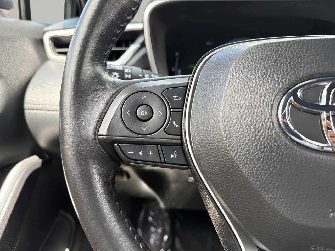 Used 2024 Toyota Corolla Cross AWD Hybrid w/ Convenience Package image 28