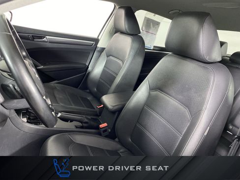 Used 2017 Volkswagen Passat 1.8T R-Line image 16
