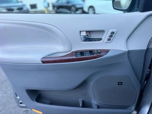 Used 2013 Toyota Sienna Limited image 18