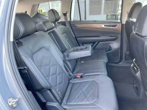 Used 2025 Volkswagen Atlas SE AWD/4WD image 15