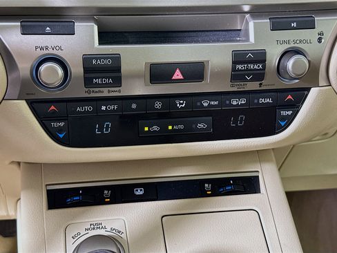 Used 2014 Lexus ES 350 w/ Luxury Package FWD image 24