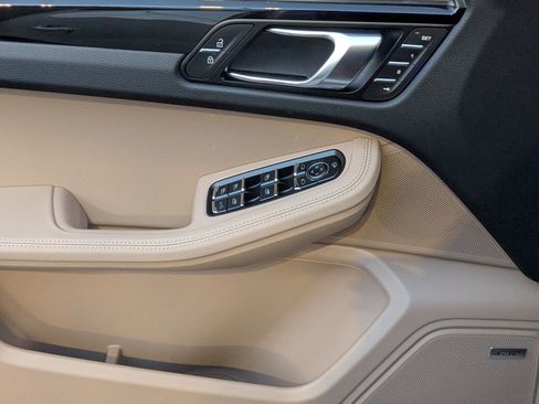 Certified 2026 Porsche Macan AWD/4WD image 13