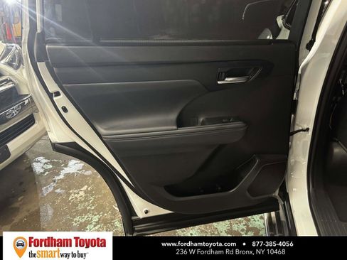 Used 2022 Toyota Highlander XLE AWD/4WD image 12