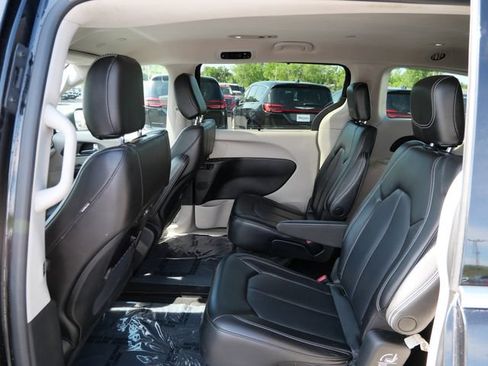 Used 2023 Chrysler Pacifica Touring-L FWD image 8