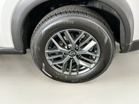 Used 2024 Nissan Rogue S image 11