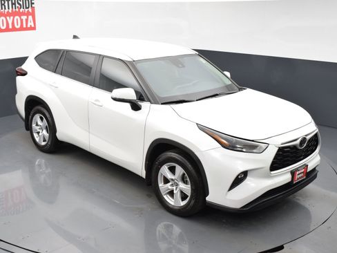 Used 2024 Toyota Highlander LE image 24