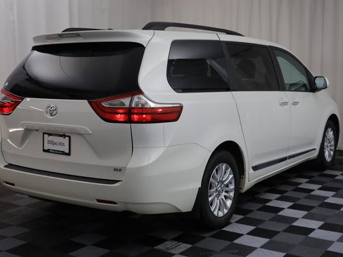 Used 2017 Toyota Sienna XLE image 18