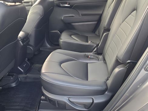 Certified 2024 Toyota Highlander XLE image 12
