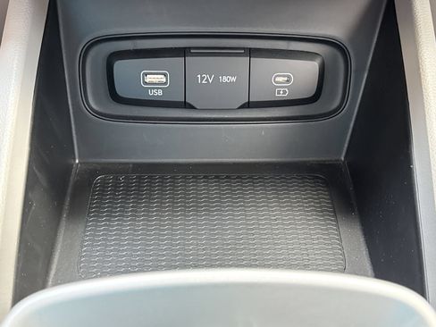 Used 2024 Hyundai Venue SEL FWD image 25