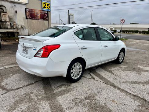Used 2013 Nissan Versa SV image 3