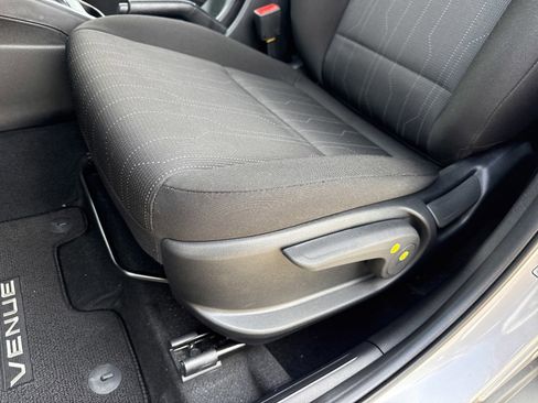 Certified 2025 Hyundai Venue SE image 12