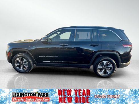 Used 2023 Jeep Grand Cherokee 4WD w/ Luxury Tech Group II image 3