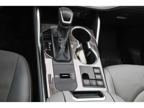 Used 2023 Toyota Highlander Limited FWD image 27