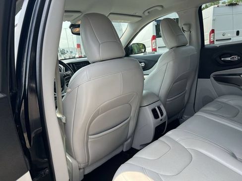 Used 2019 Jeep Cherokee Limited AWD/4WD image 24