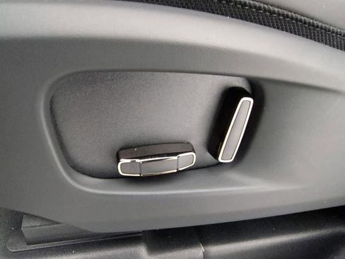 New 2026 Land Rover Defender 110 OCTA image 17