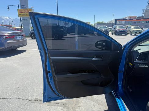 Used 2017 Hyundai Elantra Limited FWD image 17