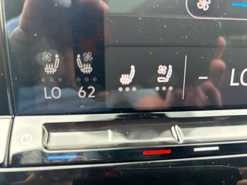 Used 2024 Volkswagen Atlas Cross Sport SE image 28