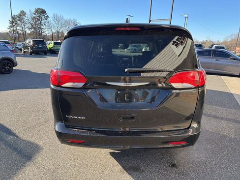 Used 2023 Chrysler Voyager LX image 7