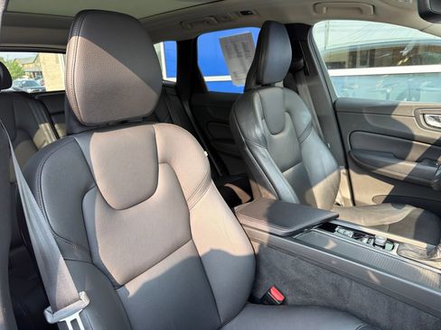 Used 2020 Volvo XC60 T6 Momentum AWD/4WD image 26