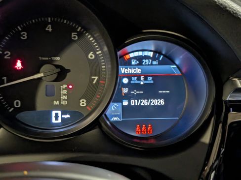 Certified 2025 Porsche Macan image 34