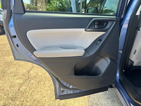 Used 2017 Subaru Forester 2.5i Premium AWD/4WD image 18
