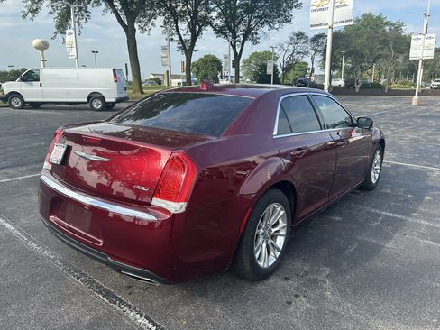 Used 2018 Chrysler 300 Touring L RWD image 5
