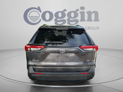 Used 2021 Toyota RAV4 LE FWD image 4