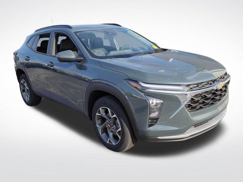 Certified 2025 Chevrolet Trax LT w/ Driver Confidence Package FWD image 4