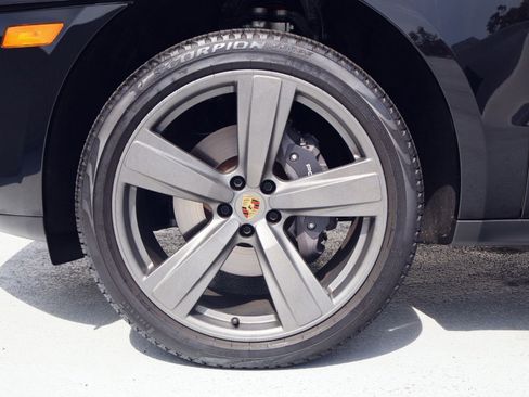 Certified 2025 Porsche Macan image 27