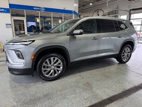 Used 2025 Buick Enclave Preferred image 4