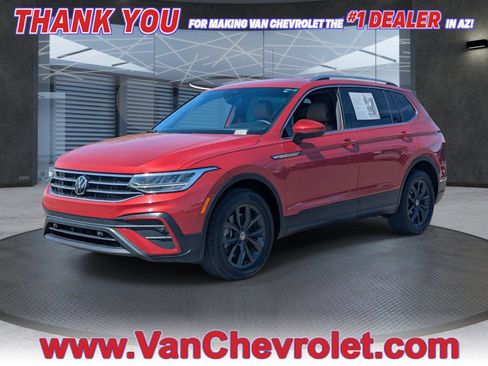 Used 2024 Volkswagen Tiguan SE FWD image 1