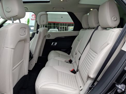 Used 2025 Land Rover Discovery S AWD/4WD image 10