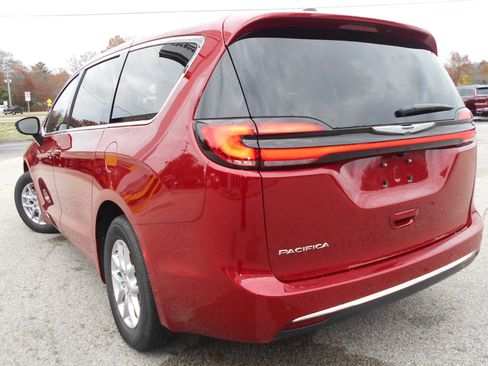 New 2026 Chrysler Pacifica Select image 3