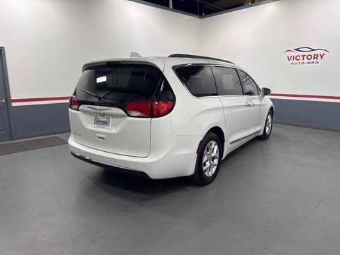 Used 2017 Chrysler Pacifica Touring-L w/ Tire & Wheel Group FWD image 3