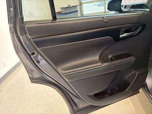 Used 2020 Toyota Highlander XLE image 41