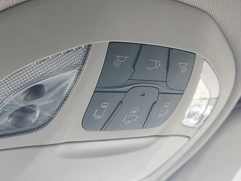 Used 2024 Chrysler Pacifica Touring-L FWD image 32
