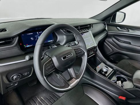 Used 2025 Jeep Grand Cherokee Altitude image 10