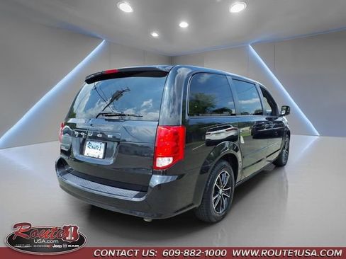 Used 2016 Dodge Grand Caravan SE FWD image 3