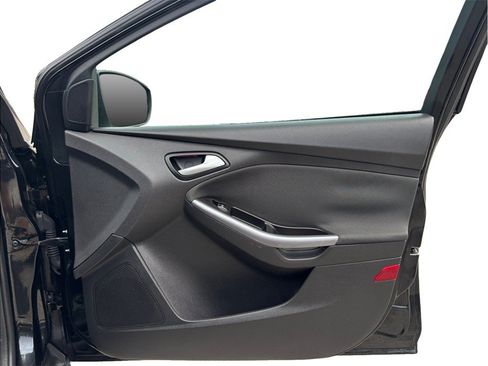 Used 2014 Ford Focus Titanium FWD image 36